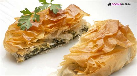pastel griego de espinacas y queso feta en pasta filo