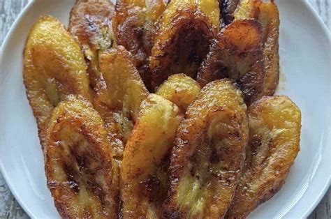 Plátanos fritos en un plato junto a una comida equilibrada
