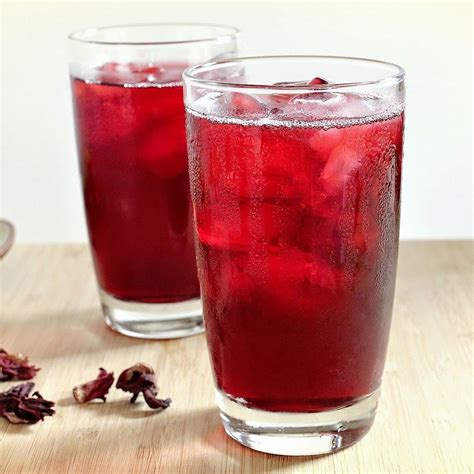 Vaso de agua de Jamaica con hielo y rodaja de limón