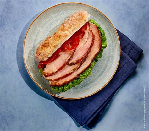 Sándwich de pierna de cerdo con ingredientes dominicanos