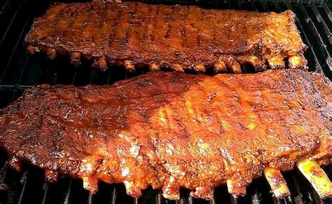 Costillar de ternera cocinándose a la parrilla