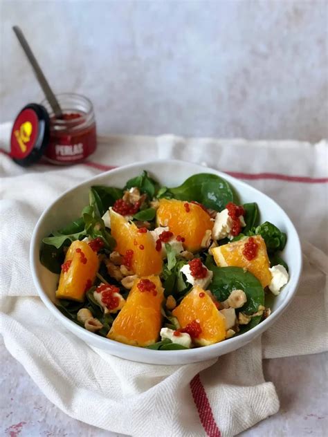 Ensalada terminada con perlas de pimentón