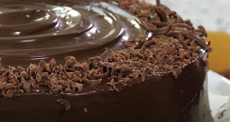 Fudge de chocolate esparcido sobre la torta