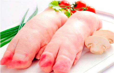 Manitas de cerdo crudas y limpias en un plato