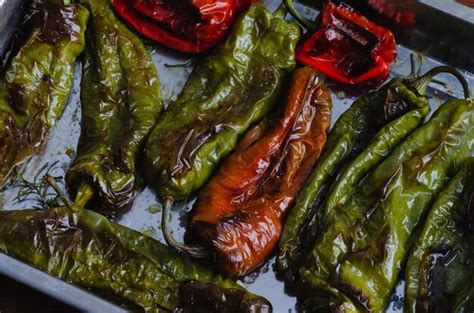 Pimientos verdes asados en una bandeja