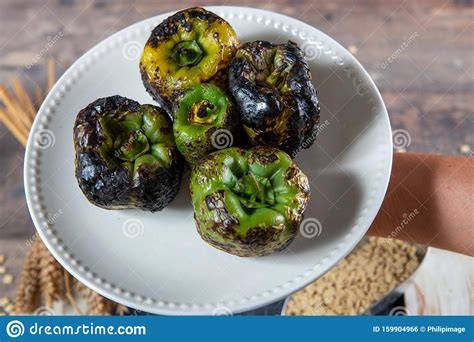 pimientos verdes asados en un plato rústico
