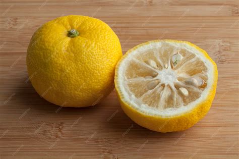 Fruta de yuzu entera y en rodajas