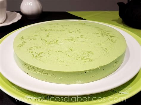 Bizcocho de té verde matcha con una bola de helado de vainilla