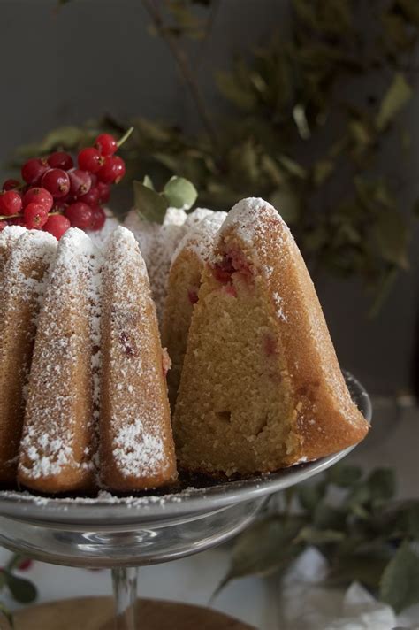 bundt cake de yogur decorado con grosellas rojas frescas y azúcar glas