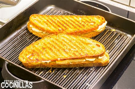 Ingredientes para sándwich de queso a la plancha: pan, queso y mantequilla