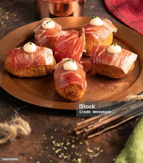 Primer plano de lonchas finas de jamón ibérico