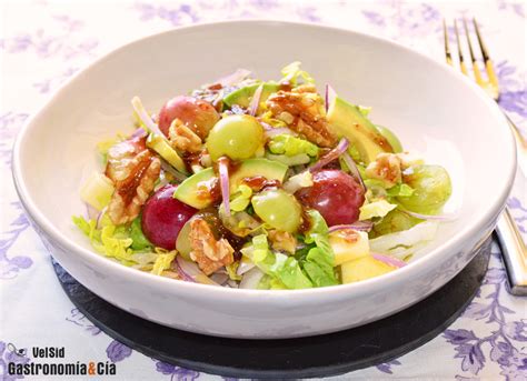 Ensalada de uvas, manzana y nueces en un plato individual