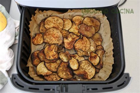 Chips de berenjena recién salidos del horno en una bandeja
