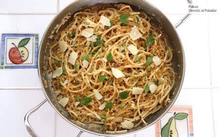 Pasta con salsa de ajo, panko y anchoas