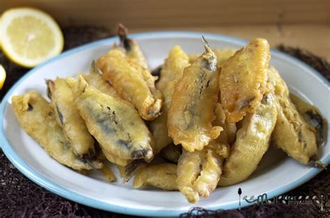 plato de boquerones en tempura crujientes recién hechos