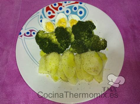 Brócoli, patatas y huevos cocidos al vapor en Varoma
