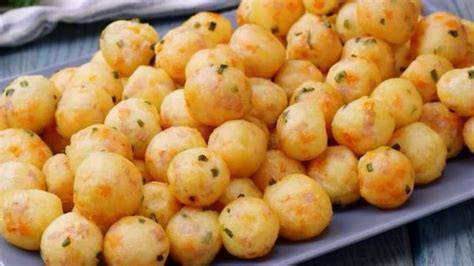Bolitas de patata fritas en un plato