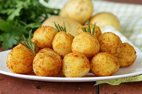 Proceso de relleno de bolitas de patata