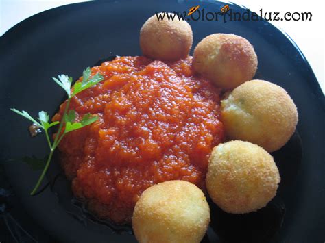 Bolitas de patata con salsa