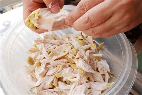 Proceso de desmenuzar queso con las manos