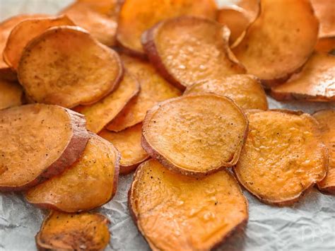 Chips de boniato en un bol