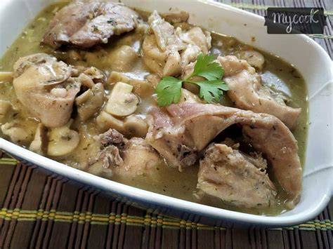 plato de conejo con champiñones cocinado en Thermomix decorado con perejil