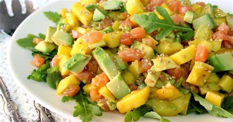 Ensalada de salmón, mango y aguacate con vinagreta