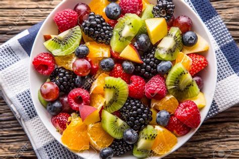Ensalada de frutas tropicales con jamón serrano