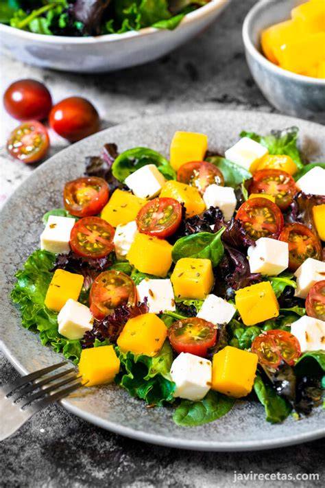 Ensalada colorida con mango, queso feta y frambuesas