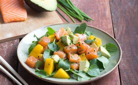 Ensalada tropical con mango, aguacate y salmón