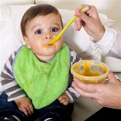 Bebé comiendo papilla de sémola con fruta