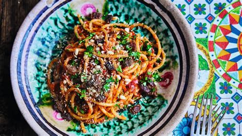 Ingredientes principales para pasta con anchoas y pan rallado