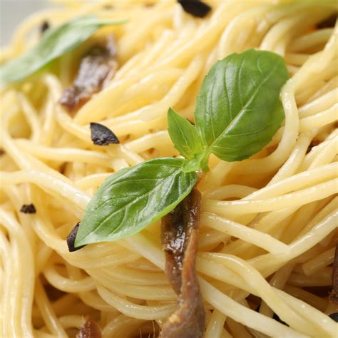 Mise en place de ingredientes para pasta con anchoas