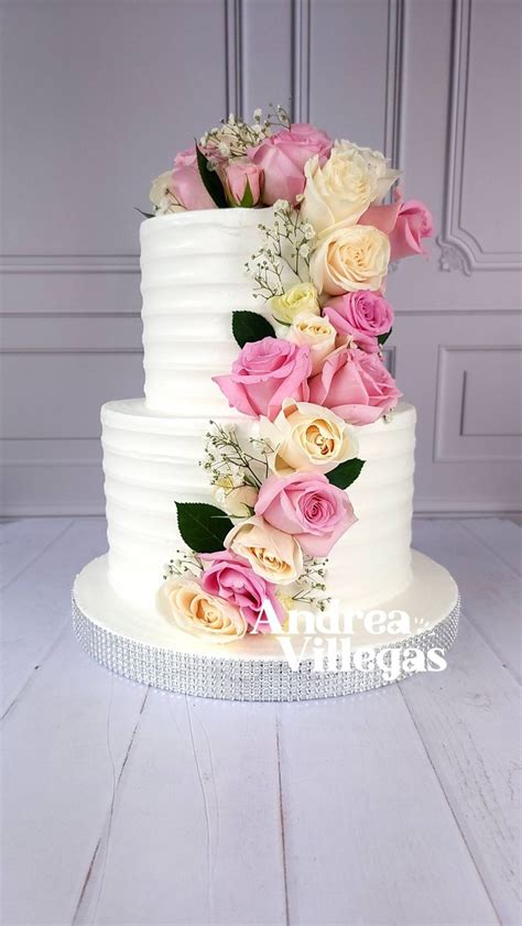 Torta de dos pisos con diámetros de 20 cm y 28 cm