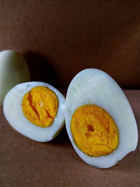 Huevo cocido cortado por la mitad