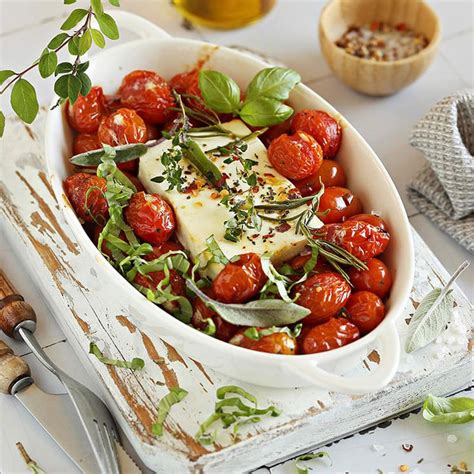 Tomates cherry frescos y hierbas aromáticas