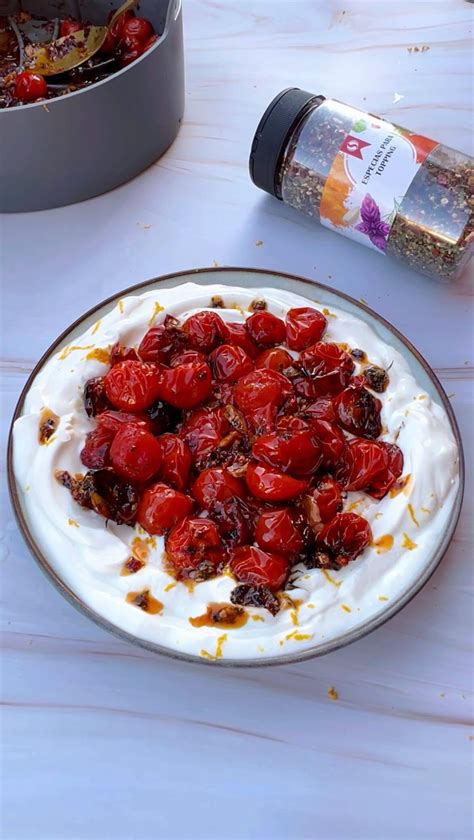Tomates cherry asados sobre una base de yogur griego con hierbas