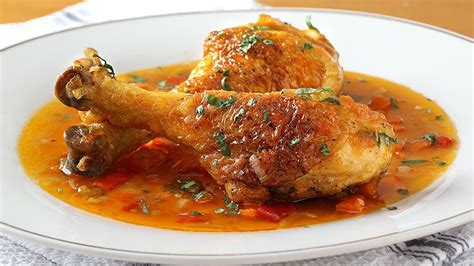 Muslo de pollo guisado en un plato