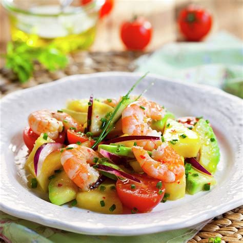 Ensalada navideña de aguacate, uvas y langostinos