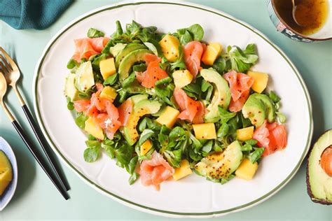 Ensalada de aguacate y salmón ahumado presentada en medio aguacate