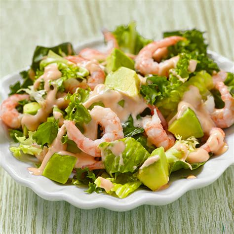 Ensalada de aguacate y gambas en copas