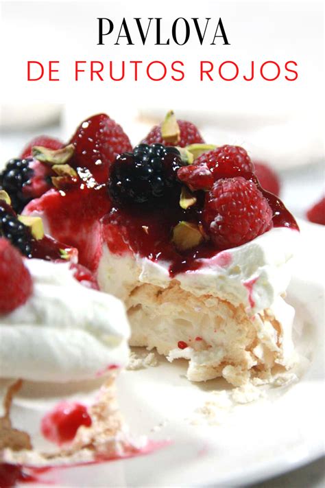 Pavlova con frutos rojos frescos
