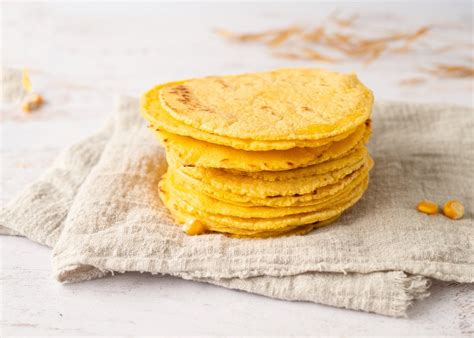 variedad de platos con tortillas de maíz