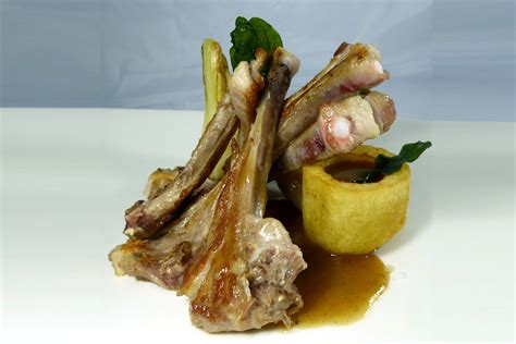 Chuletillas de cordero envueltas en masa y fritas