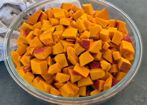 Calabaza cortada en cubos cocinándose en una olla