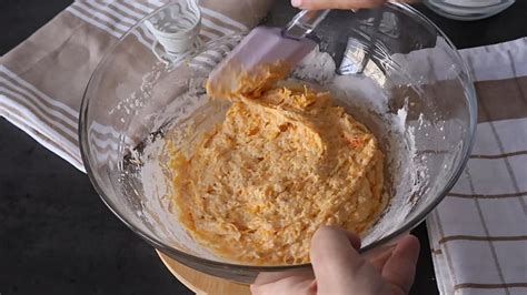 Bol con la masa de buñuelos de calabaza siendo mezclada
