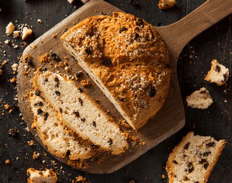 Pan Soda Bread con un corte profundo en la superficie