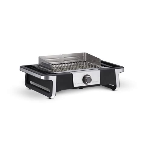 Barbacoa eléctrica de mesa en un balcón urbano