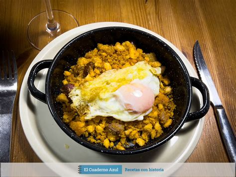Plato de migas de pastor con huevo frito, chorizo y panceta
