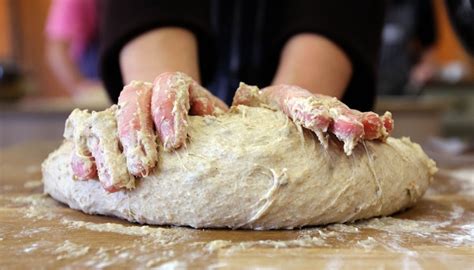 Amasado manual de la masa de pizza